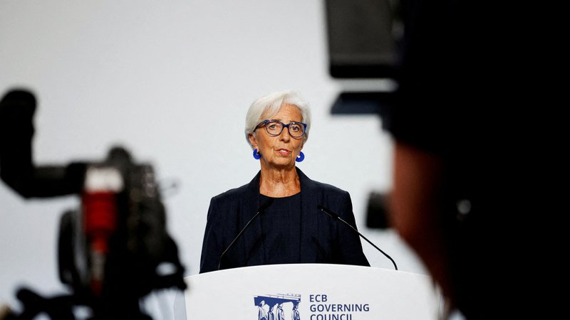 Fotografija: Predsednica ECB Christine Lagarde je v mnenju finančnemu ministrstvu opozorila na morebitne negativne posledice načrtovanega davka na bilančno vsoto. Foto Louiza Vradi/Reuters