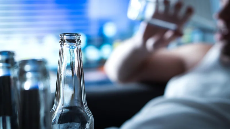 Fotografija: Srečevanja z alkoholom se pogosto začnejo že zelo zgodaj in se nadaljujejo v vseh življenjskih obdobjih. Prevečkrat v prevelikih količinah. FOTO: Shutterstock