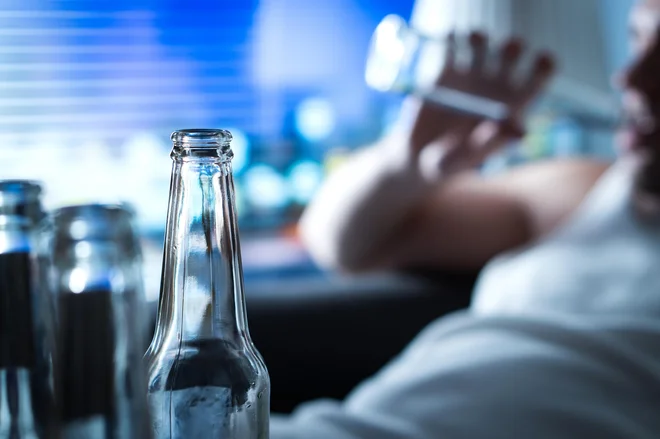 Srečevanja z alkoholom se pogosto začnejo že zelo zgodaj in se nadaljujejo v vseh življenjskih obdobjih. Prevečkrat v prevelikih količinah. FOTO: Shutterstock