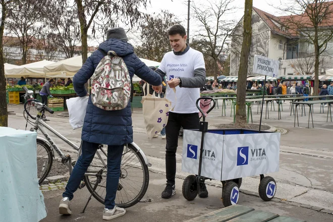 Prijazni pomočniki na ljubljanski tržnici. FOTO: Vita