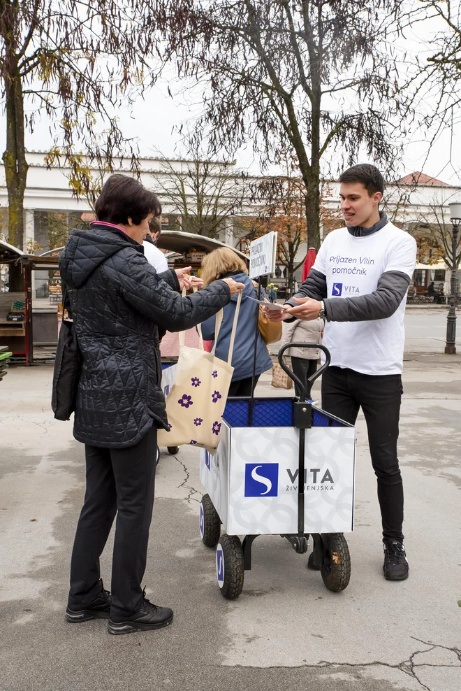Prijazni Vita pomočniki na ljubljanski tržnici. FOTO: Vita