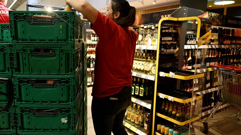 Fotografija: Današnje praznjenje izdelkov Coca Cole v veleblagovnici v Zagrebu. Hrvaški državni inšpektorat je po prijavah domnevnih zastrupitev odredil umik teh izdelkov. FOTO: Denis Lovrovic/AFP