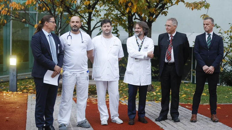 Fotografija: V okviru obiska slovensko-bavarske komisije, na katerem so se dogovorili o nadaljnjem sodelovanju med UKC Ljubljana in nemškim srčnim centrom, so se vodilni še uradno zahvalili otroškemu kardiologu Miroslavu Eleku (drugi z leve), ki jih bo kmalu zapustil. Foto: Jože Suhadolnik/DELO