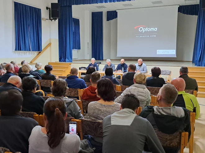 Krajani Strug so nedvoumno izvedeli, da je bivanja v središču njihovega zaselka konec. FOTO: Špela Kuralt/Delo