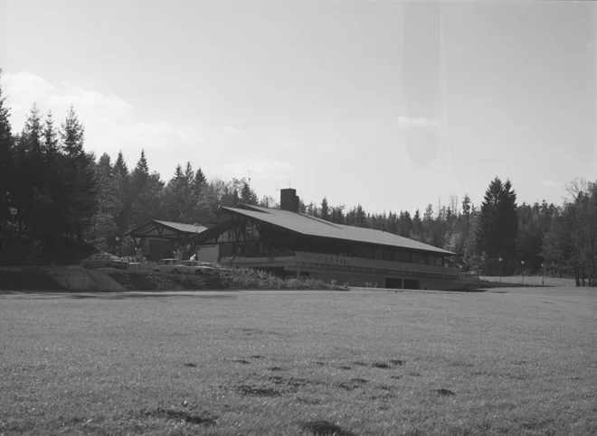 Grega Košak, Motel Turist Grosuplje, 1970. FOTO: Izrez negativa iz arhiva Janeza Kališnika, dokumentacija MAO.