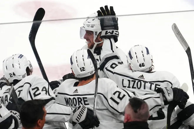 Kapetan Los Angeles Kings Anže Kopitar je prejemal čestitke soigralcev za svoj nov mejnik v NHL. FOTO: Stephen R. Sylvanie/ Usa Today Sports Via Reuters Con