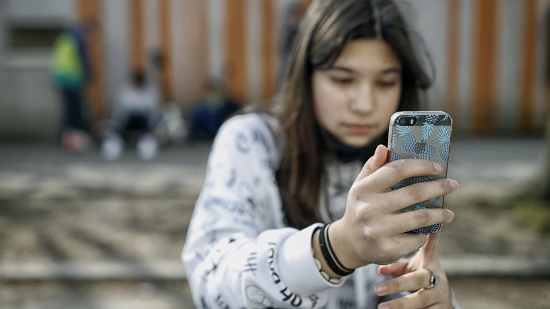 Fotografija: Otrok in mladostnikov ne smemo kar vreči v svet pametnih telefonov in umetne inteligence, ampak jih je o tem treba učiti, da bodo tehnologijo smiselno uporabljali. FOTO: Blaž Samec/Delo