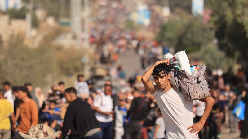 Fotografija: Več tisoč ljudi že več dni beži iz mesta Gaza proti jugu, kjer pa so tudi padale bombe. FOTO: Mahmud Hams/AFP