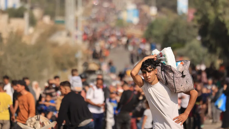 Fotografija: Več tisoč ljudi že več dni beži iz mesta Gaza proti jugu, kjer pa so tudi padale bombe. FOTO: Mahmud Hams/AFP