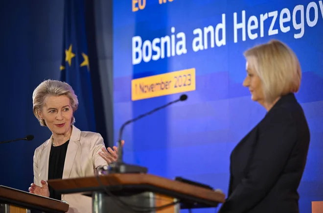 Predsednica evropske komisije Ursula von der Leyen med novinarsko konferenco s predsednico ministrskega sveta BiH Borjano Krišto prejšnji teden v Sarajevu Foto Elvis Barukcic/AFP