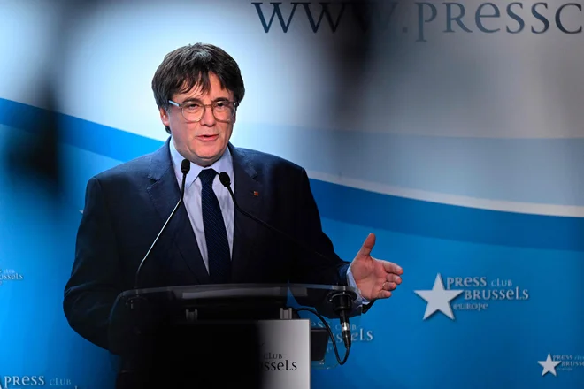 Carles Puigdemont, ustanovitelj stranke Junts per Catalunya, med današnjo novinarsko konferenco v Bruslju. FOTO: John Thys/Afp