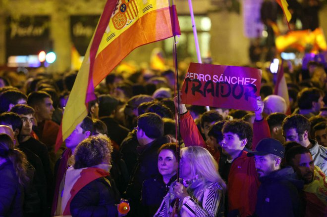 Tudi nocoj so v Madridu potekali protesti proti dogovoru, ki so ga socialisti sklenili s katalonskimi independentisti. FOTO: Pierre-philippe Marcou/Afp