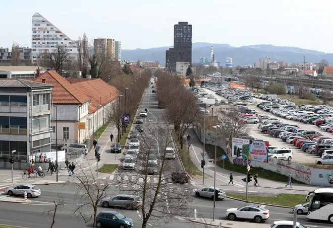 Zaradi nepremišljeno prodanega zemljišča Madžarom in Slovakom na območju PCL ob Masarykovi cesti ni prostora za avtobusno postajo. Postajo so namestili ob Vilharjevo cesto. FOTO: Dejan Javornik/Slovenske novice