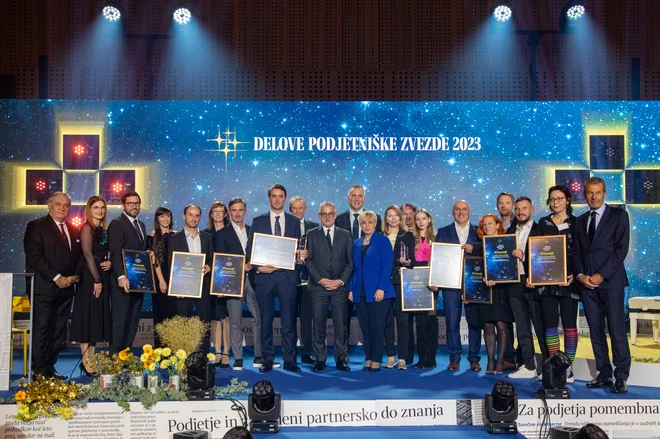 Direktorji oziroma predstavniki nominiranih podjetij z ekipami: Primož Zelenšek (Chipolo), Andraž Krajnc (Caretronic), Marko Lukić (Lumar IG), Matija Novak (RLS Merilna tehnika), Igor Zorko (ZZI), Nuša Pavlinjek (Roto), Miran Senčar (Tenzor), Marko Čulig (Status), Ivan Varko (Infomediji), Ana Gligorijević (Docentric). V sredini minister za gospodarstvo Matjaž Han ter predsednica države Nataša Pirc Musar, levo Bojan Budja (Delo) in Marija Pregelj (Generali Investment), desno Stojan Petrič (Delo). FOTO: Voranc Vogel/Delo