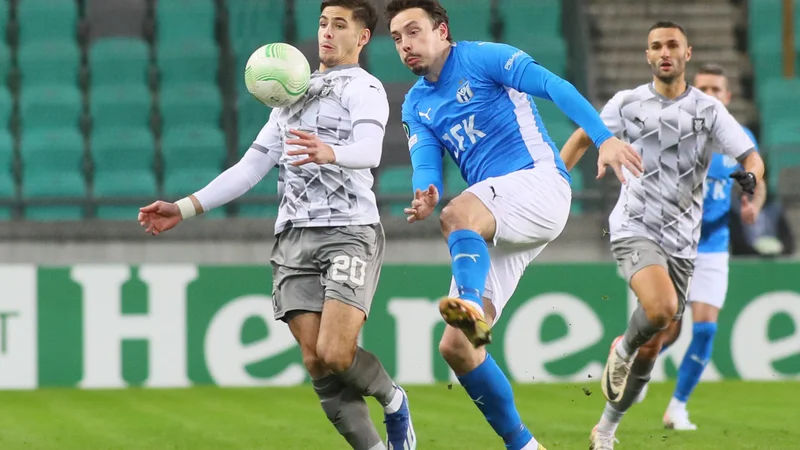 Fotografija: Nemanja Motika (levo) je igral dobro, manjkal je le gol, a zeleno-beli so vendarle prišli do prve zmage v skupinskem delu tekmovanja. FOTO: Dejan Javornik/Delo