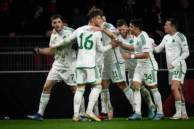 Fotis Ioannidis je zabil gol z bele točke za Panathinaikos, z njim se je veselil tudi Adam Gnezda Čerin (v ospredju). FOTO: Loic Venance/AFP