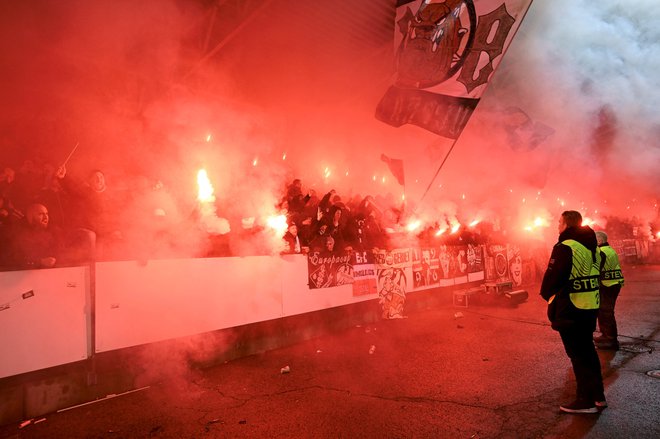 Navijači Eintrachta so v Helsinkih proslavili preboj v izločilni del konferenčne lige. FOTO: Lehtikuva/Reuters