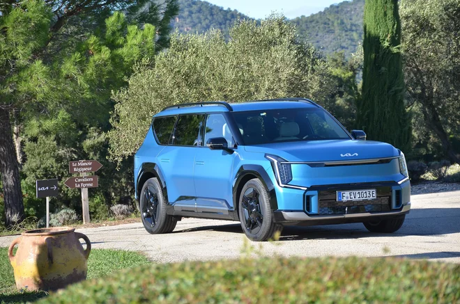 Kia EV9 ne bo množičen izdelek, a s svojimi potezami menda napoveduje slog Kijinih prihodnjih manjših električnih izdelkov. FOTO: Gašper Boncelj