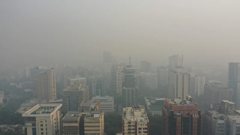 Fotografija: Delhi, katerega del je tudi indijsko glavno mesto New Delhi, je eno najbolj onesnaženih mest na svetu. FOTO: Šubam Koul/AFP