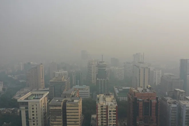Delhi, katerega del je tudi indijsko glavno mesto New Delhi, je eno najbolj onesnaženih mest na svetu. FOTO: Šubam Koul/AFP