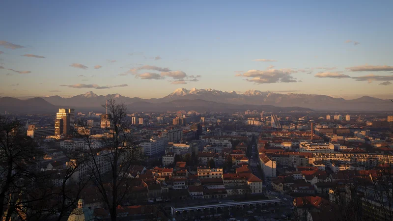 Fotografija: Ljubljanska občina je zaradi spremenjenih gospodarskih napovedi in odprave posledic po avgustovskih poplavah pripravila tretji rebalans letošnjega proračuna. Foto Matej Družnik