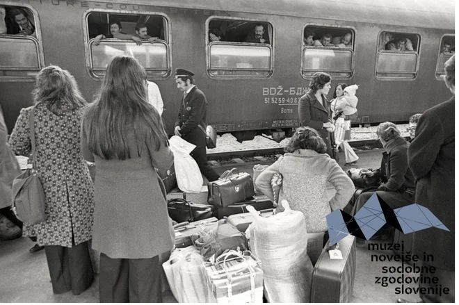 Zdomci na železniški postaji v Ljubljani februarja 1974 FOTO: Svetozar Busić, hrani Muzej novejše in sodobne zgodovine Slovenije