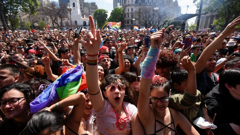 Fotografija: Cerkev mora biti odprta za vse, tudi za vernike LGBTQ, pravi papež Frančišek. FOTO: Martin Cossarini/Reuters