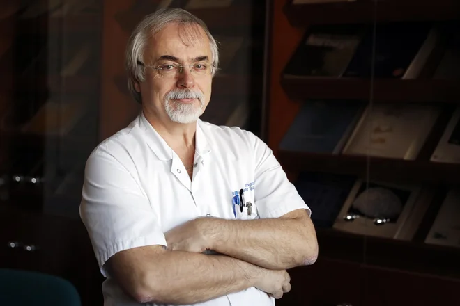 Nevrokirurg Roman Bošnjak je tudi po drugem prejetem opominu ostal zaposlen v UKC Ljubljana in se prijavil na razpis za predstojnika kliničnega oddelka za nevrokirurgijo, a ni bil izbran. FOTO: Uroš Hočevar/Delo
