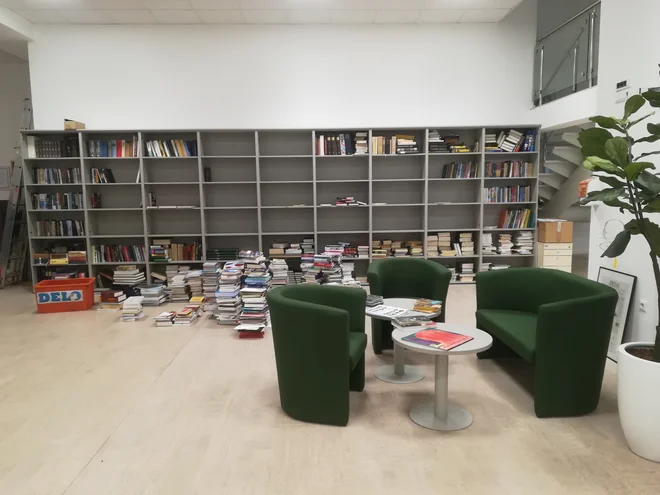 V kulturni redakciji smo že davno vzpostavili nekakšen knjižnični sistem. FOTO: Ni. Go.