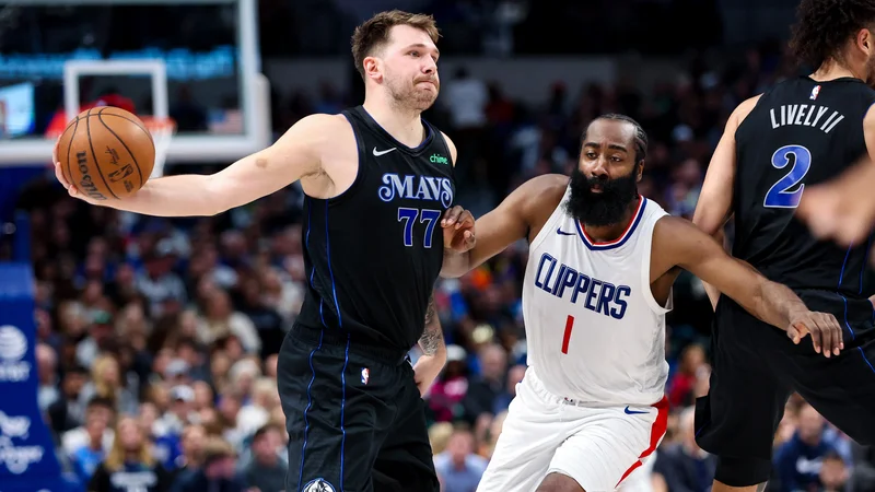 Fotografija: Ob šovu Luke Dončića je bil nemočen tudi zvezdniški novinec pri gostih iz Kalifornije James Harden. FOTO: Kevin Jairaj/Usa Today Sports Via Reuters Con