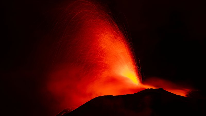 Fotografija: Etna je spet izbruhnila. FOTO: Marco Restivo via Reuters