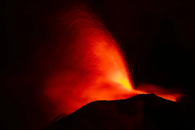 Etna je spet izbruhnila. FOTO: Marco Restivo via Reuters