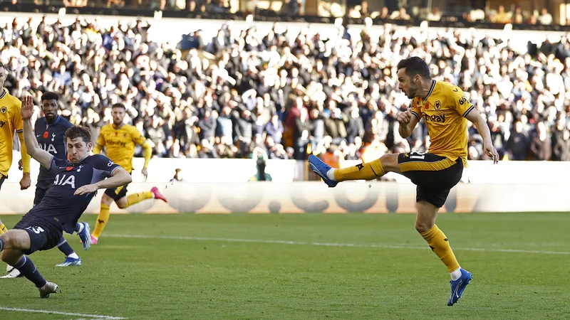 Fotografija: Pablo Sarabia (desno) je bil junak Wolverhamptona ob zmagi nad Tottenhamom. FOTO: Jason Cairnduff/Reuters