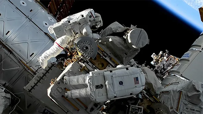 Jasmin Moghbeli in Loral O'Hara sta popravljali spoje na solarnih panelih. Foto Nasa