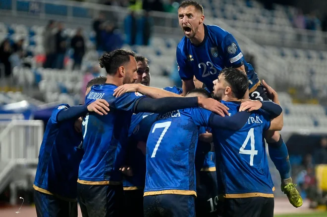 Igralci Kosova po doseženem golu. FOTO: Armend Nimani/AFP