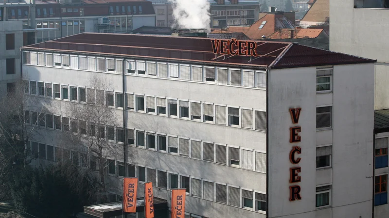 Fotografija: Stavba Večera pred dobrim desetletjem. FOTO: Tadej Regent/Delo