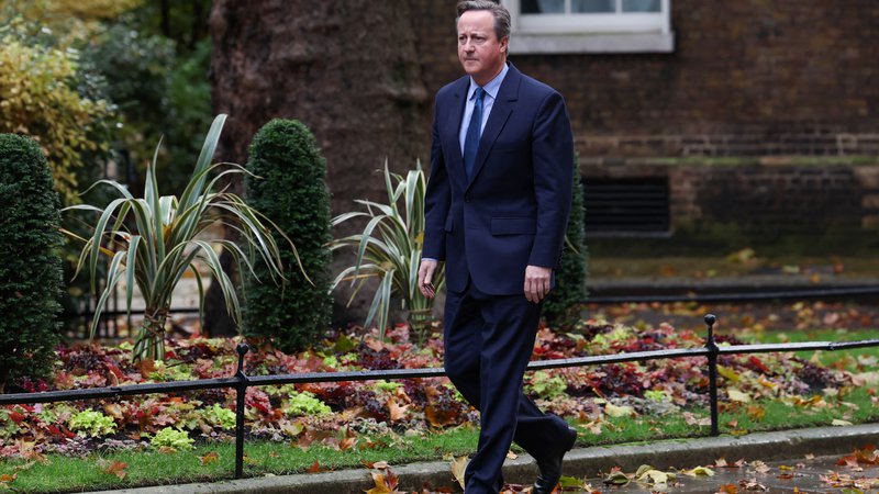 Fotografija: Nekdanjega britanskega premiera Davida Camerona so zjutraj opazili pred Downing Streetom 10. FOTO: Suzanne Plunkett/Reuters