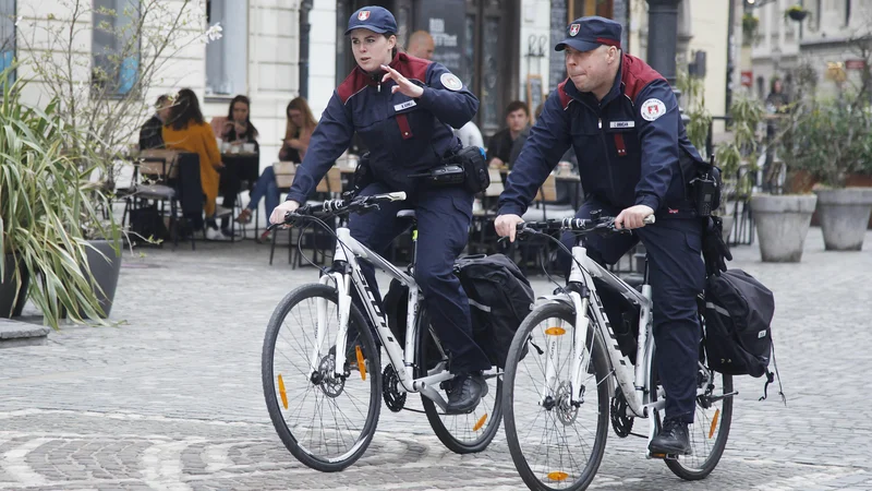 Fotografija: Za novo opremo ljubljanskih redarjev bodo v prihodnjih dveh letih na MOL plačali 150 tisočakov. FOTO: Leon Vidic/Delo