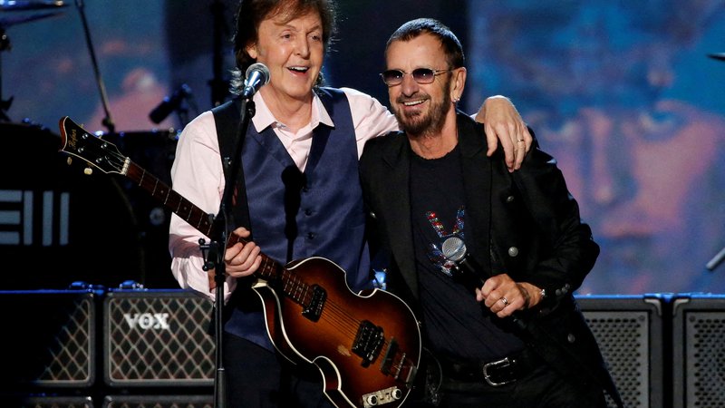 Fotografija: Enemu od dveh še živih članov The Beatles Paulu McCartneyju (na fotografiji levo, desno Ringo Starr) je menda od navdušenja »odneslo štumfe«. FOTO: Mario Anzuoni/Reuters