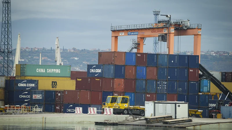 Slovenija ustvarja znaten presežek v menjavi storitev, izstopa zlasti logistika. FOTO: Jože Suhadolnik