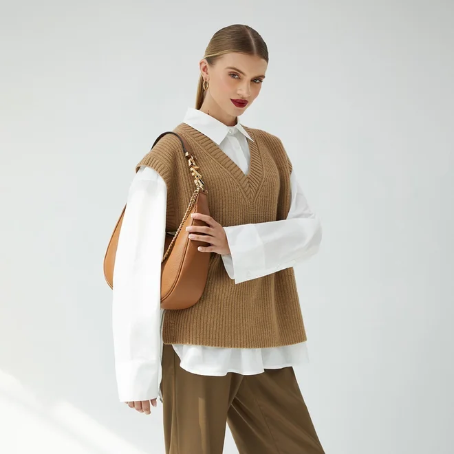 Jesensko-zimska garderoba brez dotika ikonične elegance Karla Lagerfelda preprosto ni popolna. FOTO: Answear