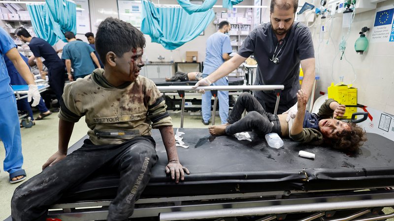 Fotografija: Med kolateralnimi žrtvami izraelskih napadov na Gazo je veliko otrok. FOTO: Mohammed Salem/Reuters