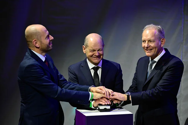 Tako so glavni izvršni direktor Air Liquide Francois Jackow (desno),nemški kancler Olaf Scholz (na sredini) in glavni izvršni direktor Siemens Energy Christian Bruch slavnostno odprli novo tovarno za izdelavo elektrolizatorjev, ki so potrebni za proizvodnjo zelenega vodika. FOTO: John Macdougall/AFP