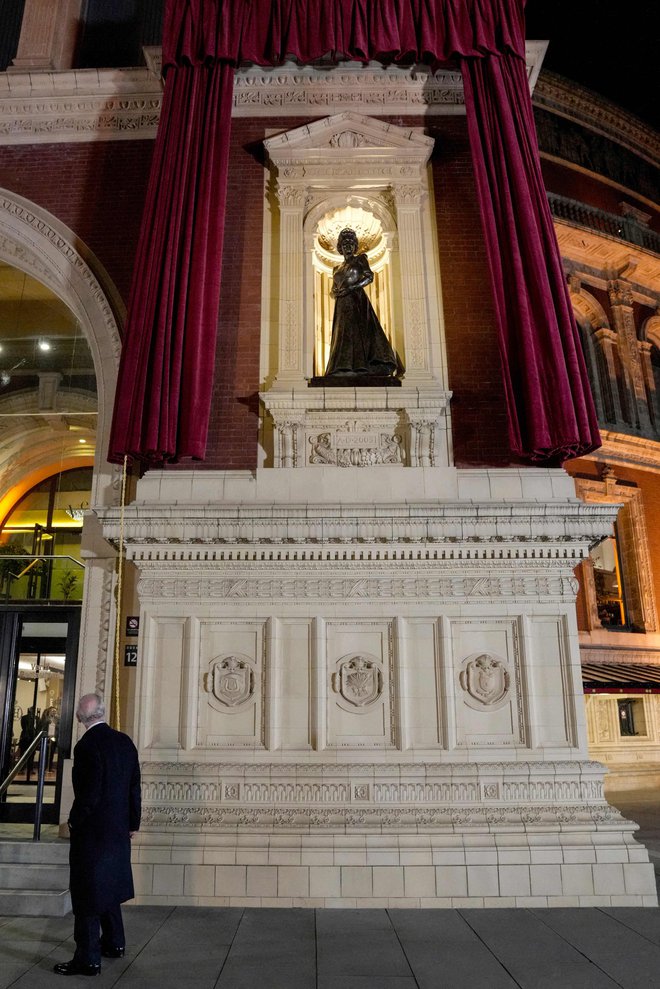 Kralj je pred Royal Albert Hall v Londonu otvoril kip svoje matere Elizabete II., kraljica Camilla pa kip princa Filipa. FOTO: Maja Smiejkowska/ AFP