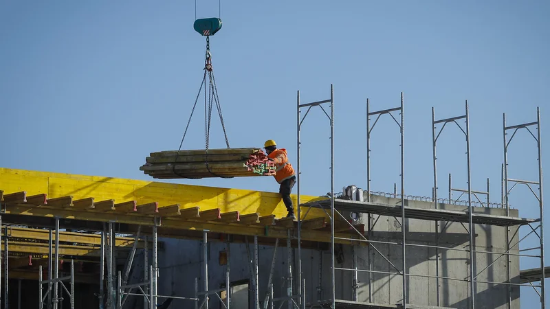 Fotografija: Gradbeništvo letos pozitivno vpliva na gospodarsko rast. FOTO: Jože Suhadolnik/Delo