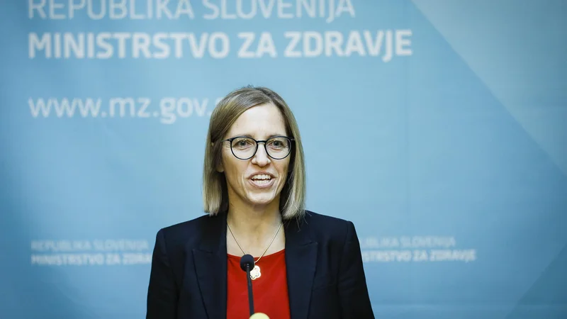 Fotografija: Ministrica za zdravje Valentina Prevolnik Rupel na tiskovni konferenci pretekli teden ni omenila interventnega zakona, ki ga je ministrstvo le nekaj ur pozneje poslalo deležnikom. FOTO: Jože Suhadolnik/Delo