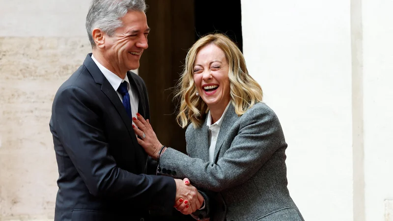 Premier Robert Golob in njegova kolegica Giorgia Meloni sta se v Rimu srečala v prijateljskem vzdušju.

Foto Remo Casilli/Reuters