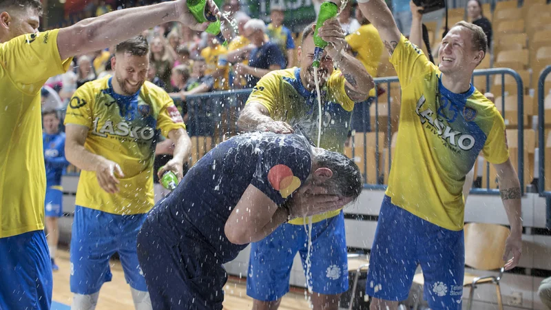 Fotografija: Celjani so se tako veselili naslova, odslej bo o prvaku odločala končnica. FOTO: Jure Eržen