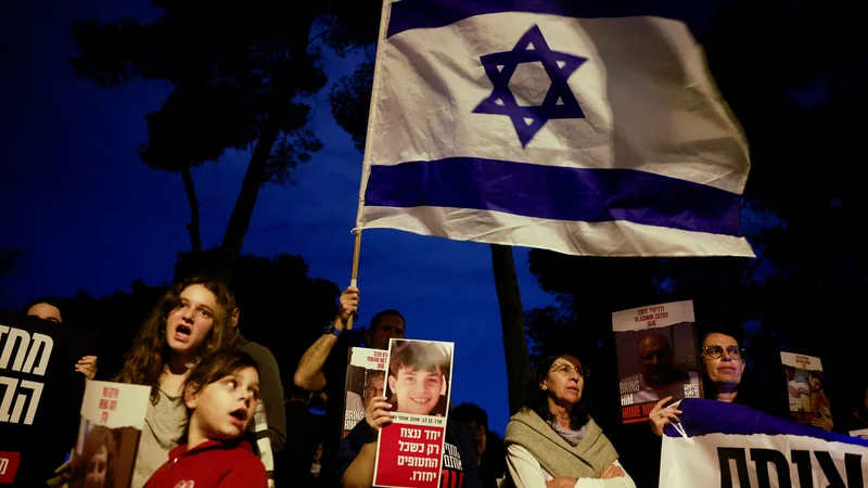 Fotografija: Nedavni protest svojcev talcev pred predstavništvom Združenih narodov v Jeruzalemu. FOTO: Ammar Awad/Reuters