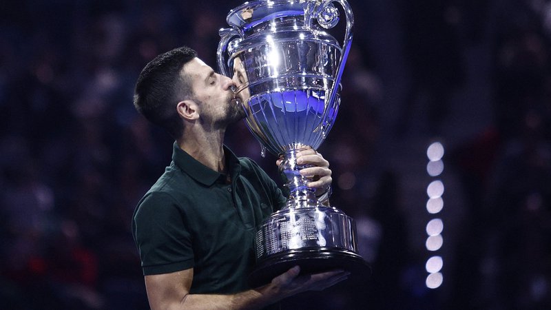 Fotografija: Novak Đoković je že prejel pokal za najboljšega na lestvici ATP ob koncu sezone 2023. Foto Guglielmo Mangiapane/Reuters